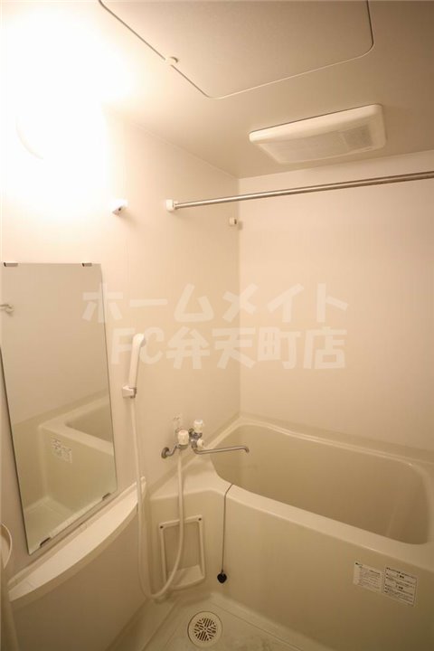 バス・シャワールーム　落ち着いた空間のお風呂です