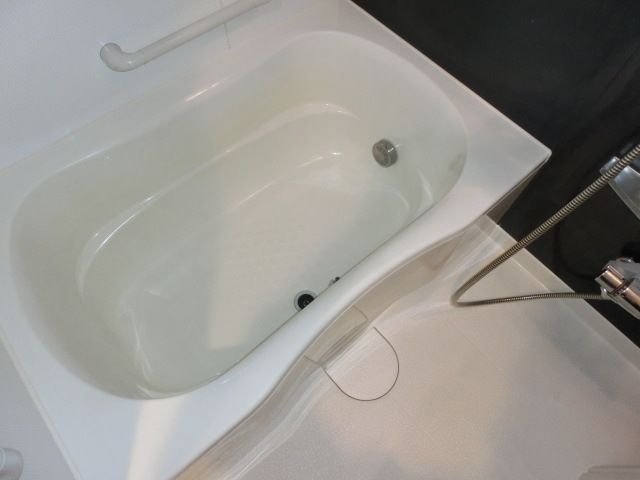 バス・シャワールーム　ゆったりサイズのバスタブ