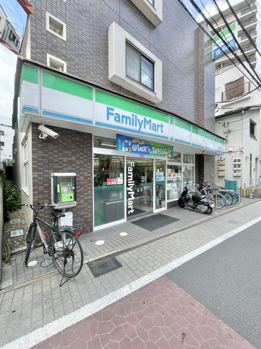 コンビニ　ファミリーマート浦和駅東口店（コンビニ）まで20m