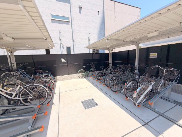 駐車場　敷地内には入居者専用の駐輪スペースもあります。
