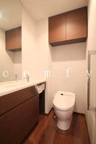 トイレ　ウォシュレット付きトイレ。大きな鏡と手洗いが付いてます。