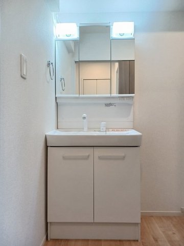 洗面設備　独立洗面台、朝の身支度には欠かせません