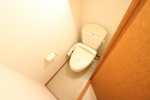 トイレ　快適な温水洗浄便座付きトイレになります。
