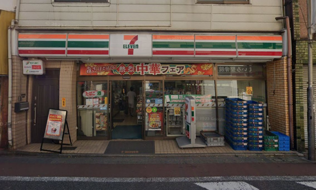 コンビニ　セブンイレブン大田区六郷土手駅前店（コンビニ）まで556m