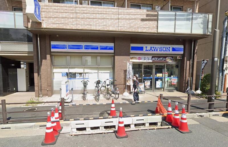 コンビニ　ローソン 足立六町四丁目店（コンビニ）まで400m