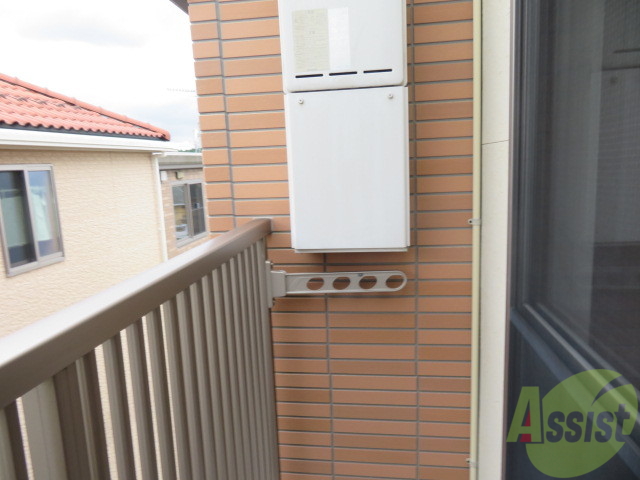 バルコニー　バルコニー。洗濯物がはかどりそうな広さがありますよ。