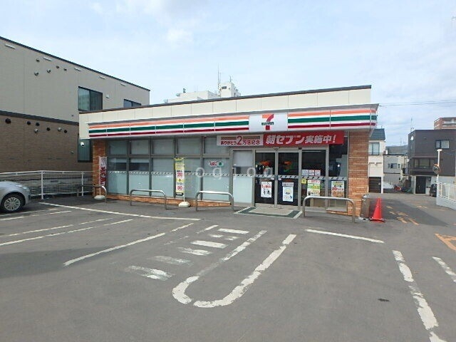 コンビニ　セブンイレブン小樽花園2丁目店（コンビニ）まで30m