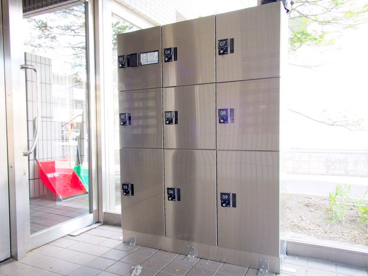 エントランス　留守中でも荷物が受け取れて便利な宅配ＢＯＸ完備しています♪