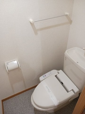 トイレ　落ち着いた色調のトイレです