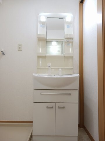 洗面設備　明るい洗面所です