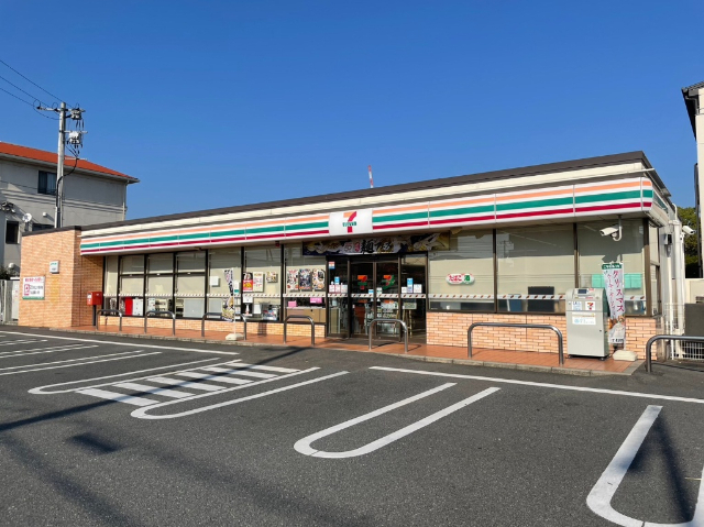コンビニ　セブンイレブン新倉敷駅前３丁目店（コンビニ）まで80m