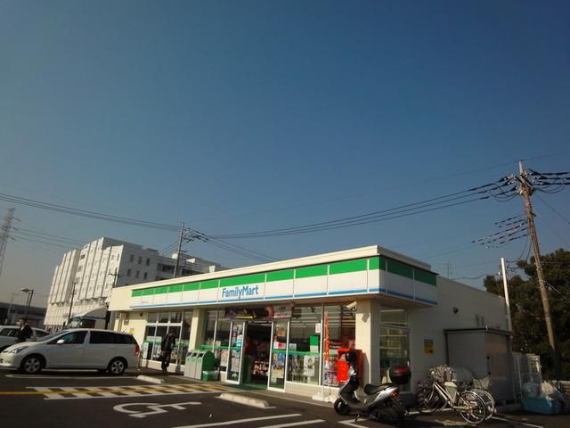 コンビニ　ファミリーマート（コンビニ）まで767m