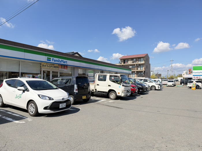 コンビニ　ファミリーマート師団街道深草店（コンビニ）まで850m