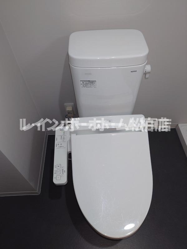 トイレ　落ち着いた色調のトイレです