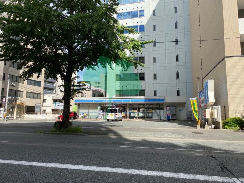 コンビニ　ローソン 博多駅東三丁目店（コンビニ）まで230m