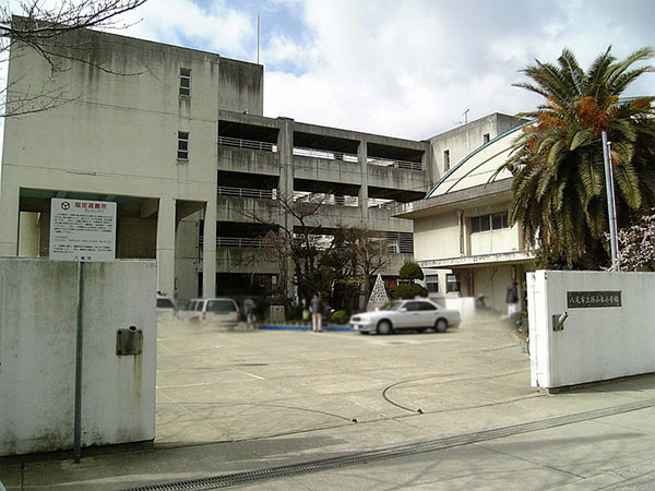 小学校　八尾市立西山本小学校（小学校）まで557m
