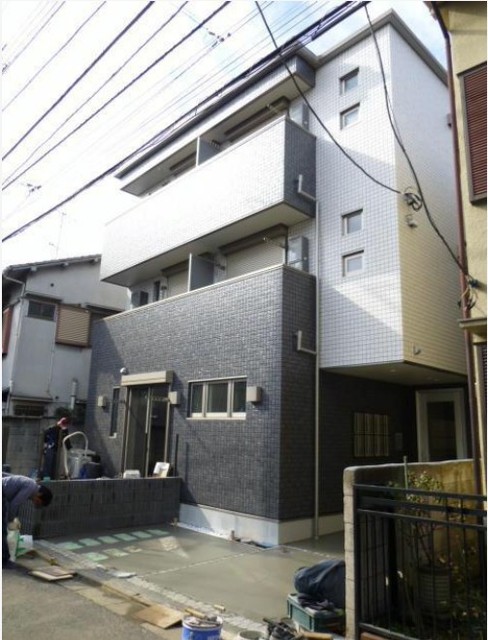 建物外観　３階建ての賃貸マンション