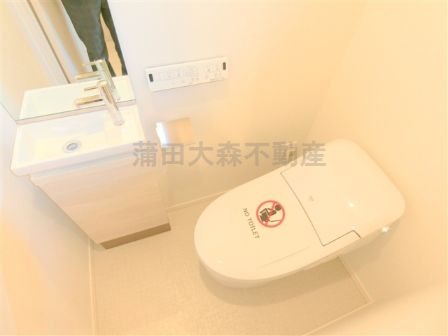 トイレ　手洗いと温水洗浄便座付タンクレスのスタイリッシュなトイレ