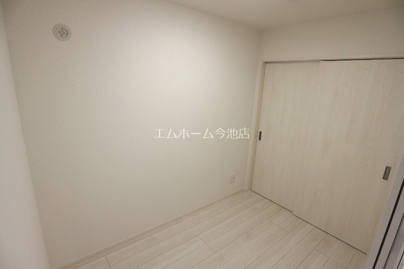 その他　洋室3.2帖　収納充実しています