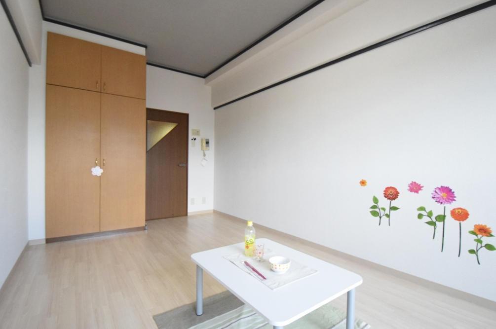 KMマンション八幡駅前の居間写真