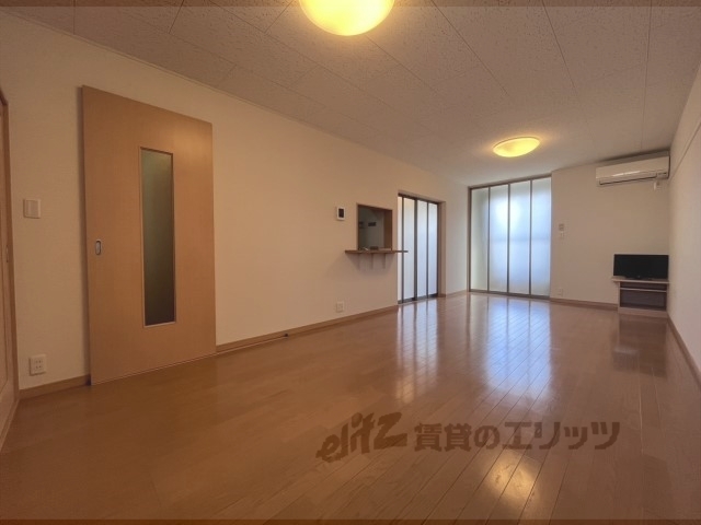レオパレス城ノ内2の居間写真