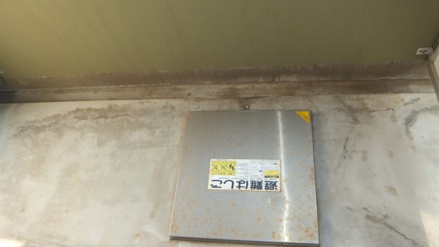 バルコニー　バルコニーに避難梯子が御座います