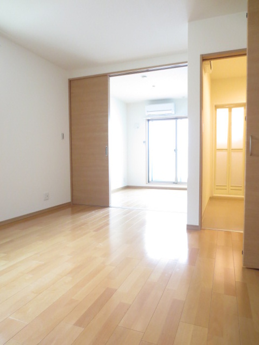 Fメゾン西加賀屋I番館の居間写真
