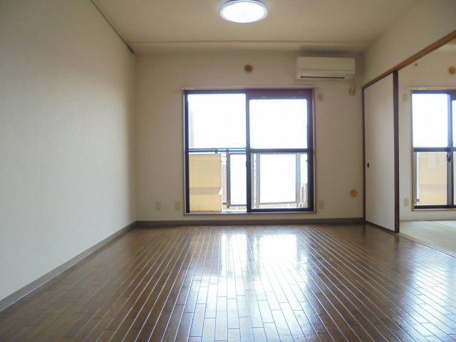フォレストマンションの居間写真
