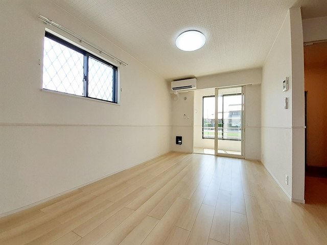 シャンボール須賀の居間写真
