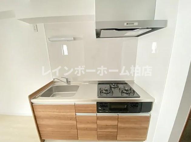 キッチン　システムキッチンで、３口ガスコンロ・グリル付きです