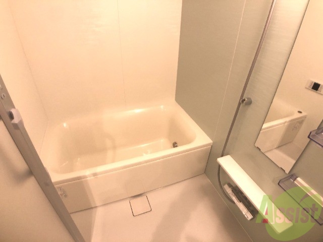 バス・シャワールーム　お風呂です。肩までゆっくりと浸かることができます。