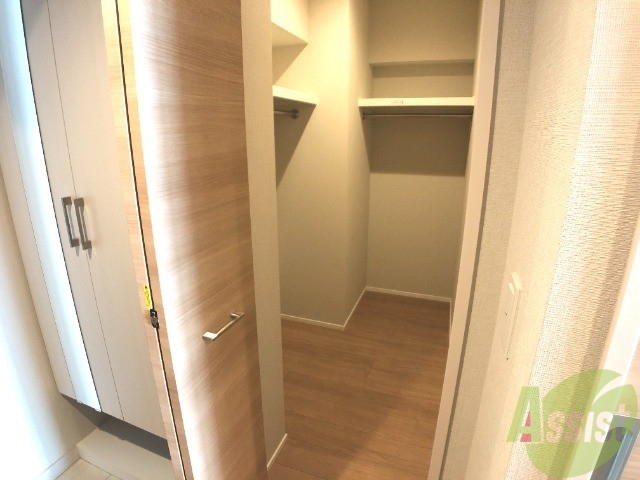 収納　収納スペースを開けてみました。奥行きがあって沢山入りそう。