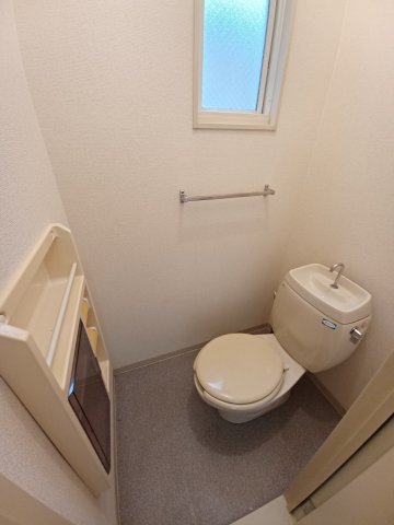 トイレ　落ち着いた色調のトイレです