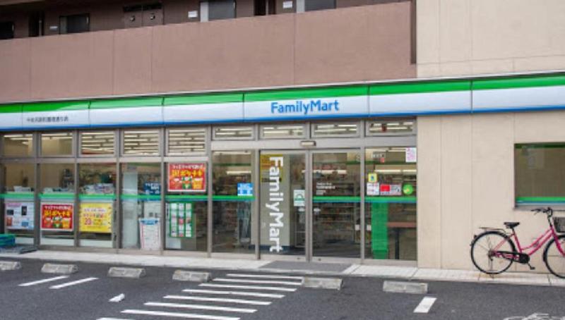 コンビニ　ファミリーマート（コンビニ）まで145m