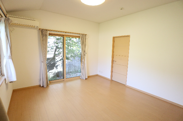 金沢区六浦東1丁目戸建の居間写真