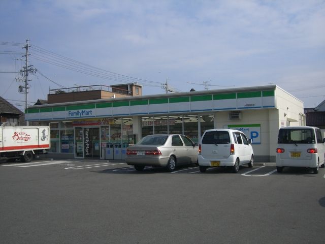 コンビニ　ファミリーマート（コンビニ）まで270m