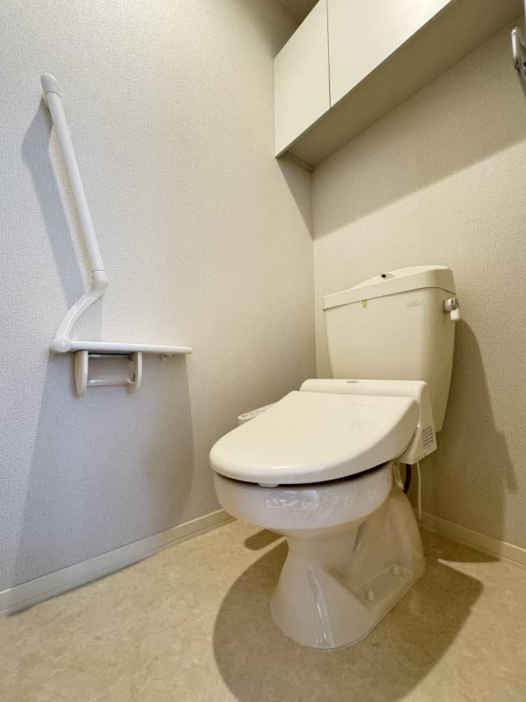トイレ　嬉しい温水洗浄便座付きです♪