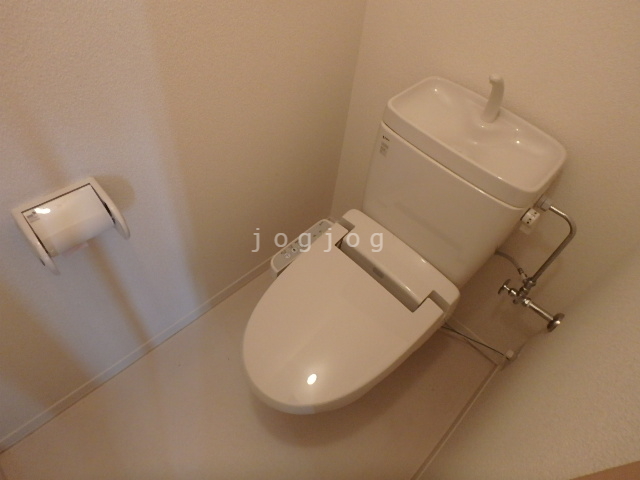 トイレ　嬉しい温水洗浄便座付きのトイレです。
