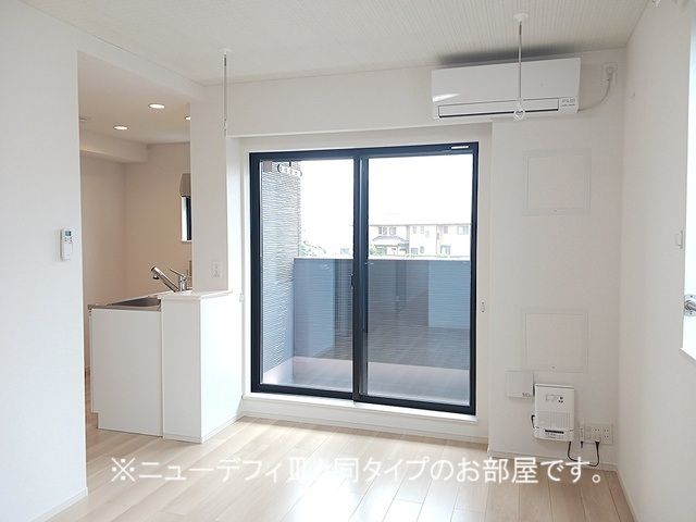 ヒカルサ大宮中川の居間写真