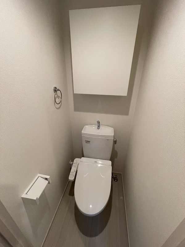 トイレ　落ち着いた色調のトイレです