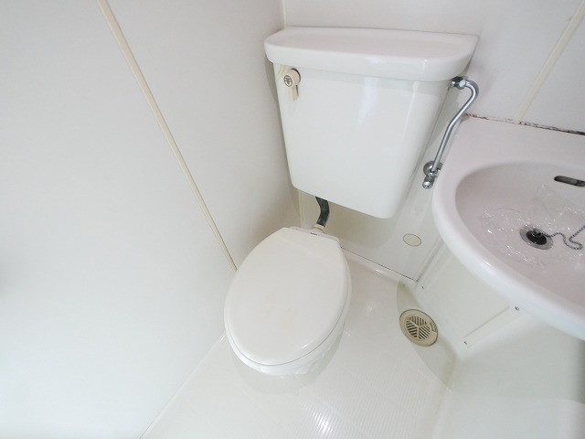 トイレ　落ち着いた色調のトイレです