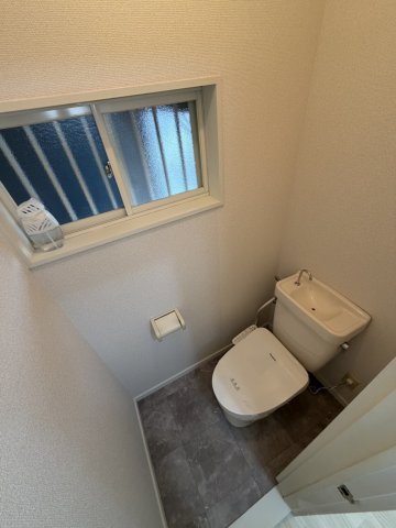 東武東上線 武蔵嵐山駅 徒歩12分 2階建 築38年のトイレ写真
