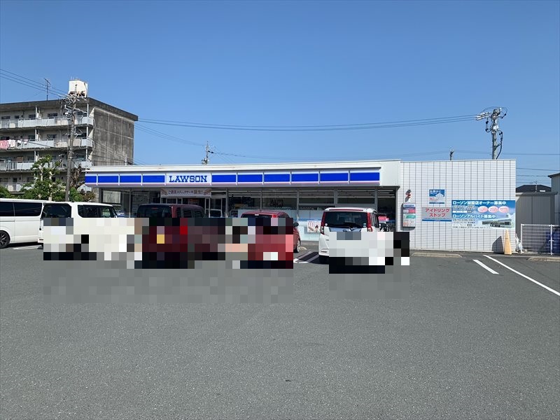 【豊川市駅前通のアパートのコンビニ】