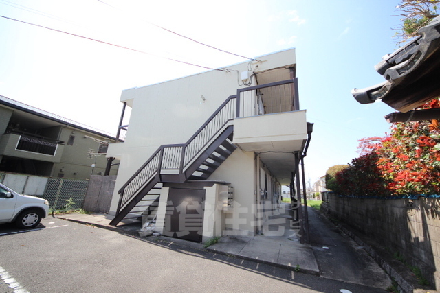 木津川市木津のアパートの建物外観