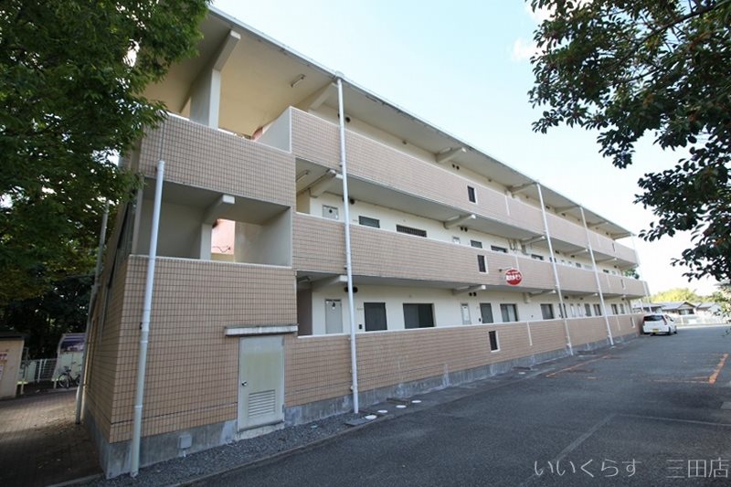 三田市西山のマンションの建物外観