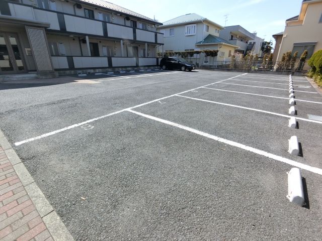 【成田市美郷台のアパートの駐車場】