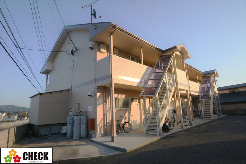 京都郡みやこ町犀川谷口のアパートの建物外観