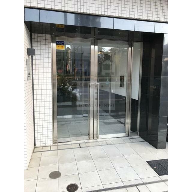 【新宿区西早稲田のマンションのエントランス】