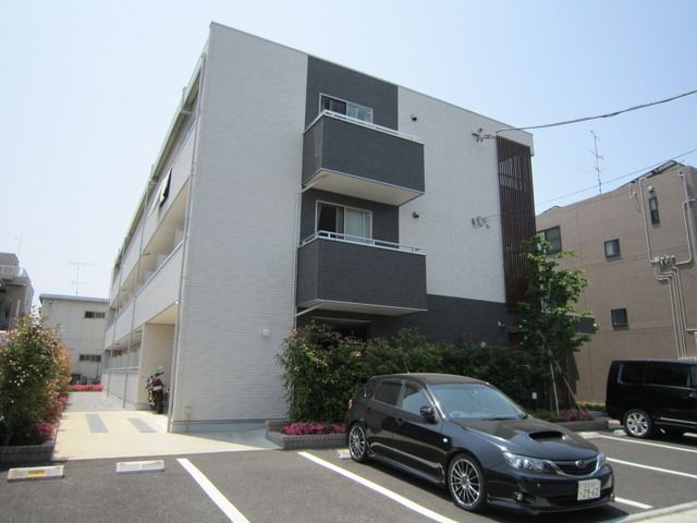 【江戸川区松江のマンションの建物外観】