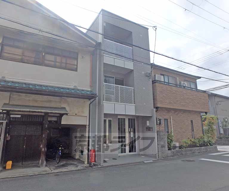 京都市左京区下鴨宮崎町のマンションの建物外観